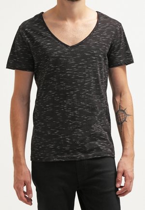 Sort T-shirt med korte ærmer og V-hals med tekstureret mønster. Fremstillet af blødt stof med afslappet pasform. Ingen synlige pyntedetaljer.