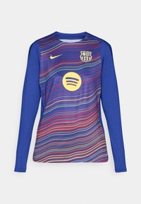 Pikkade varrukatega sinine särk, millel on mitmevärvilised lainelised triibud, Nike'i logo ja kollane Spotify'i logo ees. Rinnal FCB vapp.