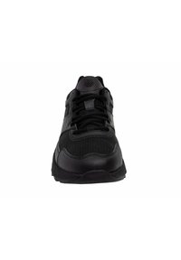 Zwarte sportieve schoen met een bovenwerk van mesh, rubberen zool en gestructureerde accenten. Rond neus en vetersluiting voor een veilige pasvorm.