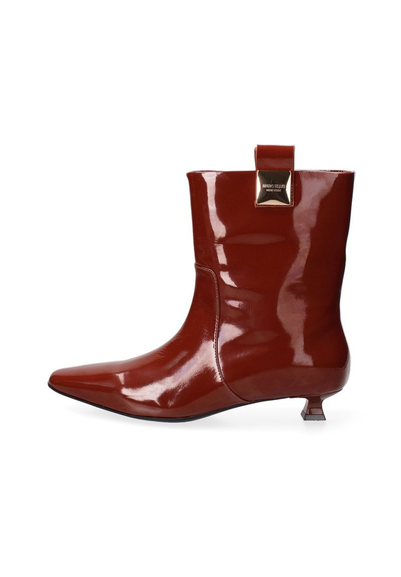 Rode gepatineerde leren enkellaars met een spitse neus, lage blokhak en een decoratieve gouden hardwareaccent aan de achterkant. Glacier, glanzende afwerking.