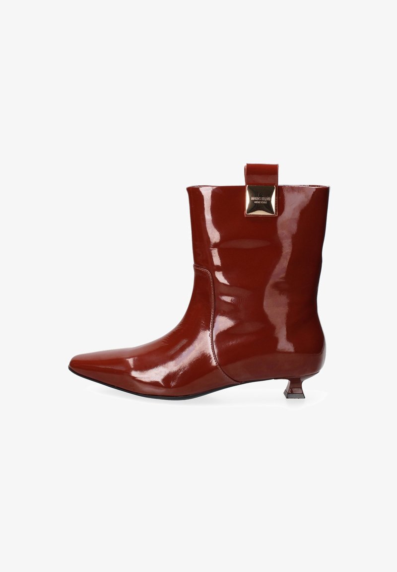 Rode gepatineerde leren enkellaars met een spitse neus, lage blokhak en een decoratieve gouden hardwareaccent aan de achterkant. Glacier, glanzende afwerking.