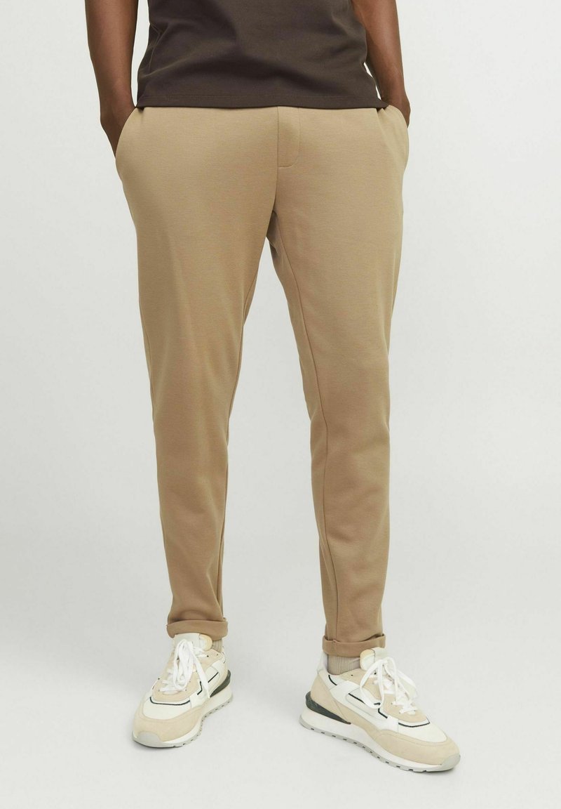 Jack & Jones JPSTACE SMART - Tracksuit bottoms - elmwood