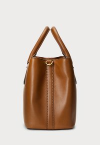 Brūna ādas rokassoma ar strukturētu formu, divām īsām rokturiem un centrālo šuvi. Zelta aksesuāri papildina tās dizainu.