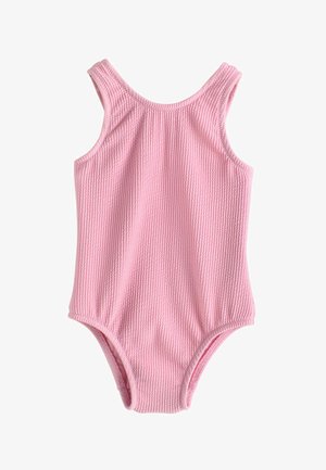 Różowy, teksturowany jednoczęściowy strój kąpielowy dla malucha z szerokimi ramiączkami i elastycznymi otworami na nogi, prezentowany na białym tle.
