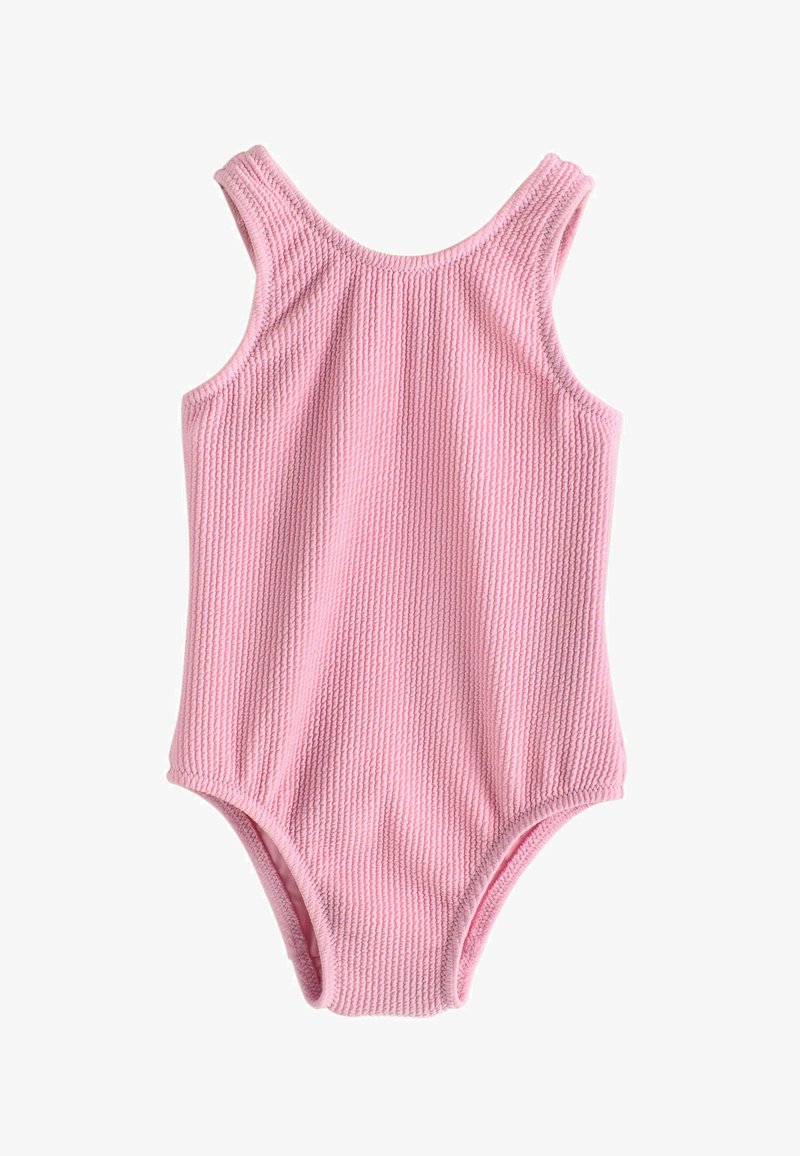 Costum de baie roz pentru copii mici, cu o singură piesă, texturat, cu bretele late la umeri și deschideri elastice la picioare, afișat pe un fundal alb.