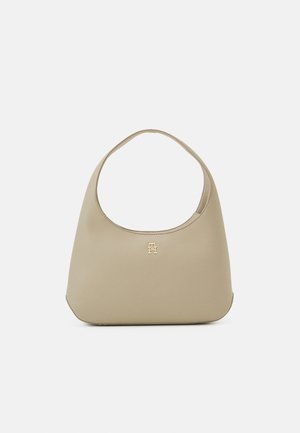 Beige leren schoudertas met een enkele riem en een kleine gouden sluiting met een verstrengeld "H"-logo in het midden aan de voorkant.