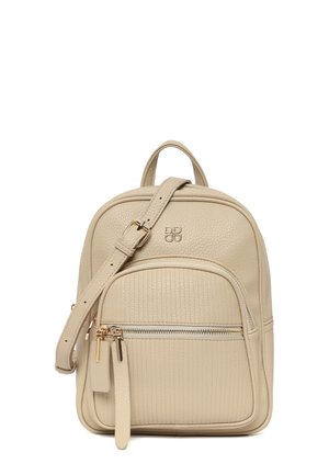 Beige rugzak van getextureerd leer met een voorvak met rits, verstelbare band, bovenhandgreep en een klein decoratief metalen logo aan de voorkant.