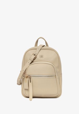Zaino in pelle beige con texture, tasca frontale con zip, tracolla regolabile, maniglia superiore e piccolo logo decorativo in metallo sul davanti.
