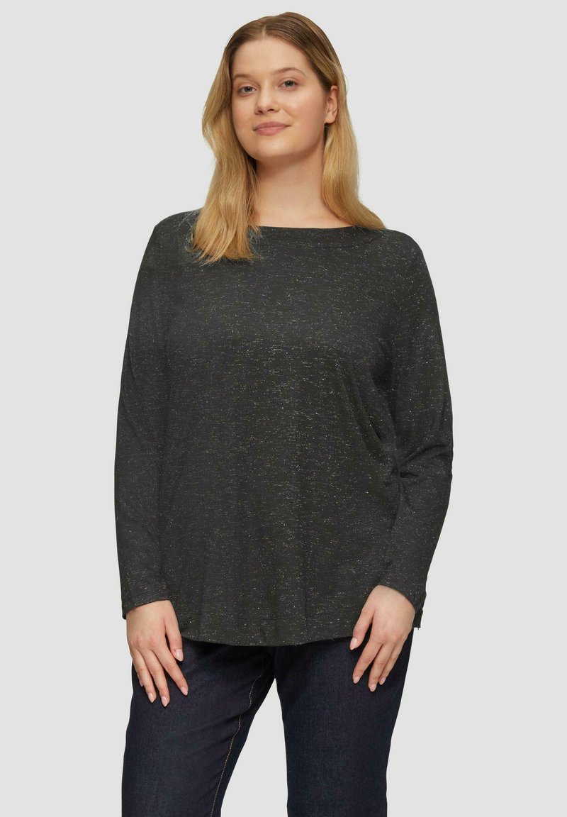 Zwarte lange mouw top van textuurstof met subtiele metallic stippen, voorzien van een brede halslijn en een relaxte pasvorm. Gecombineerd met donkere jeans.