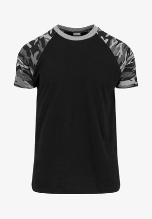 Fekete pamut póló szürke kamuflázs raglán ujjakkal, kerek nyakkivágással és sima textúrával. Egyszerű dizájn, kontrasztos színekkel.