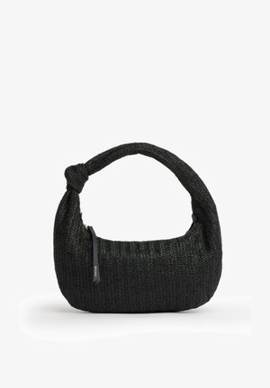Sac à main en tissu noir tricoté avec une poignée courte nouée à une extrémité et un petit curseur de fermeture éclair sur le côté.