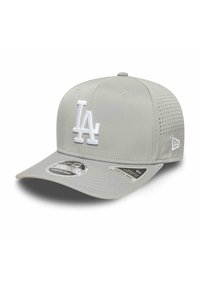Gorra de béisbol gris con un logo "LA" bordado en blanco, diseño estructurado, visera curvada y paneles laterales de malla transpirables.