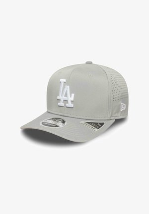 Gorra de béisbol gris con un logo "LA" bordado en blanco, diseño estructurado, visera curvada y paneles laterales de malla transpirables.