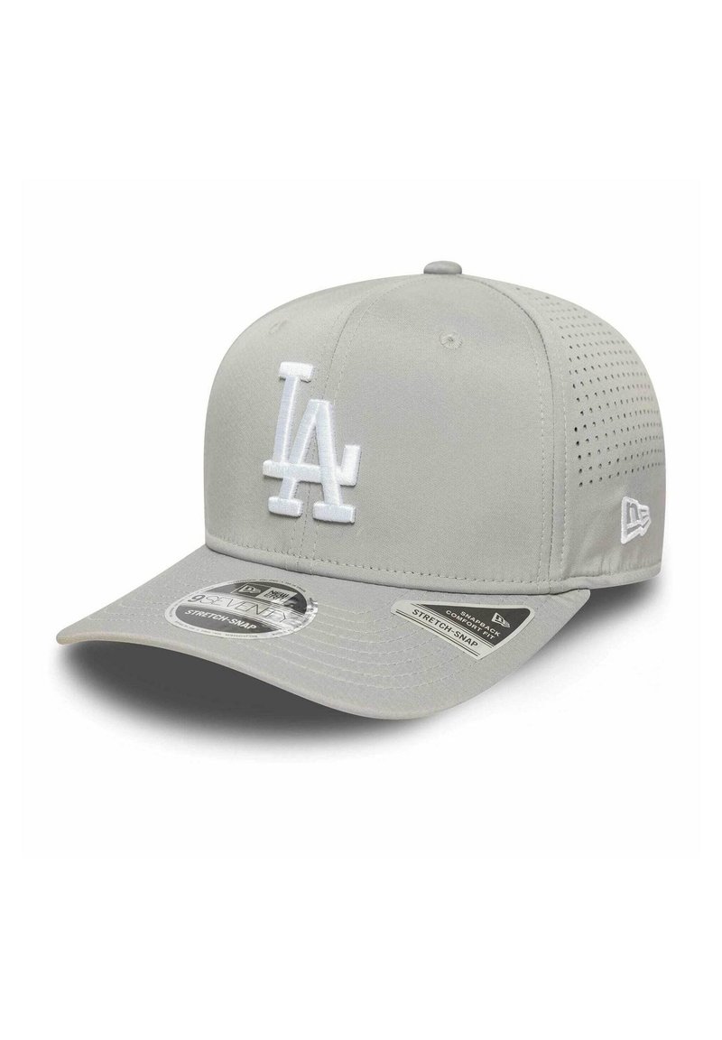 Gorra de béisbol gris con un logo "LA" bordado en blanco, diseño estructurado, visera curvada y paneles laterales de malla transpirables.