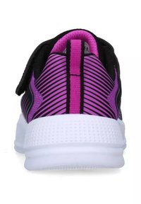 Scarpa atletica viola e nera con un design a strisce, dotata di una suola bianca testurizzata e di una chiusura con velcro per una facile indossabilità.