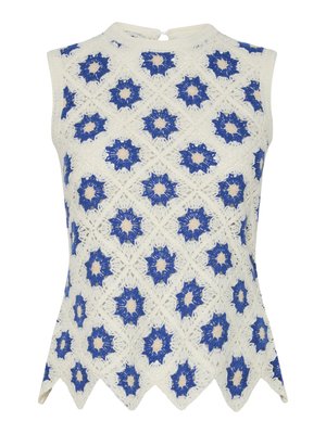 Top sem mangas em renda com base branca, apresentando padrões florais azuis e beges. A bainha em forma de escalope e o fecho de botão nas costas adicionam detalhes.