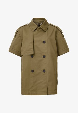 Krótko rękawowa podwójnie zapięta marynarka w oliwkowym kolorze, z dużymi czarnymi guzikami, naramiennikami oraz kołnierzem zapinanym na dwa sposoby.