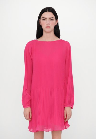 Rosa plissert kjole med lange ermer og rund halslinning. Lett stoff med et flytende design som når til midt på låret.
