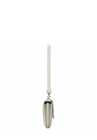 Metalen zilveren eivormige etui met een witte leren band. Met zilveren beslag en een sluitingdetail. Gladde, glanzende oppervlakte.