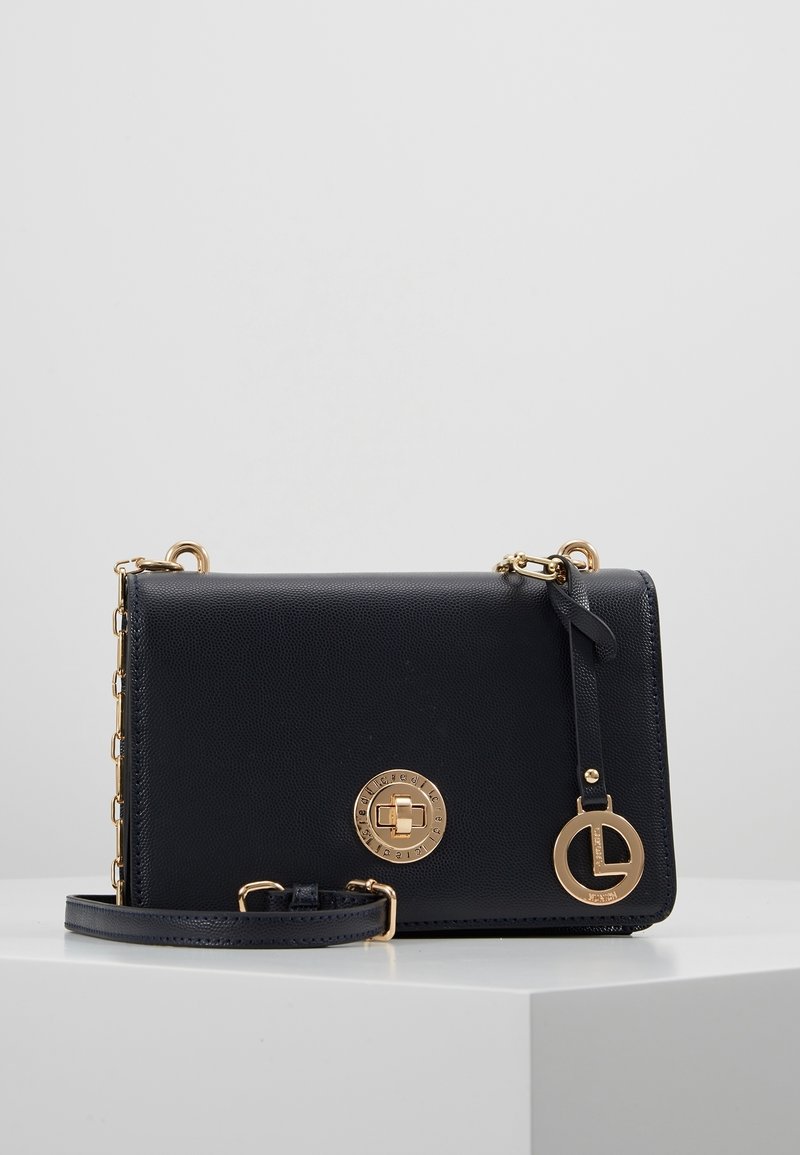 Černá kožená křížová taška se zlatými detaily, kulatým logem a nastavitelného popruhem. Texturovaný povrch a elegantní obdélníkový tvar.