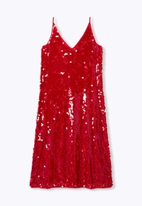 Robe rouge en sequins avec un décolleté en V et des bretelles fines. Le tissu est recouvert de sequins brillants, créant une texture réfléchissante sur toute la surface.