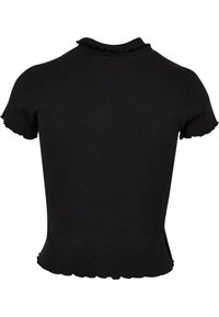 Svart ribbestrikket topp med korte ermer og en bølget krage og kant. Ingen synlige lukninger eller ekstra utsmykninger.