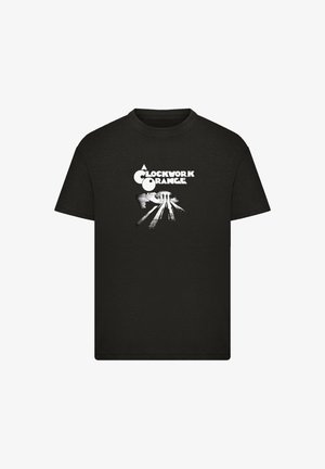 Schwarzes Baumwoll-T-Shirt mit einem grafischen Druck aus stilisierten Text und einem künstlerischen Design in Weiß, inspiriert von "Uhrwerk Orange."