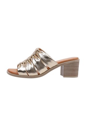 Sandale à talon ouvert en métal doré avec un design plissé et un talon bloc texturé. Matériau supérieur lisse et semelle beige.