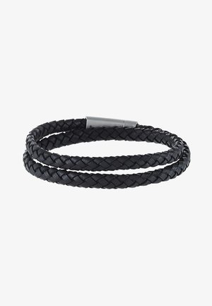 Pulsera de cuero trenzado negro con un diseño de doble vuelta, que cuenta con un elegante cierre de metal para un ajuste seguro.