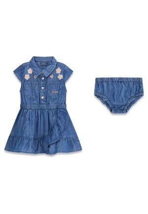 Niebieska dżinsowa sukienka dla malucha z krótkimi rękawami, haftowanymi kwiatami, guzikami z przodu, falbanianym dołem oraz dopasowanymi elastycznymi bloomersami w talii.