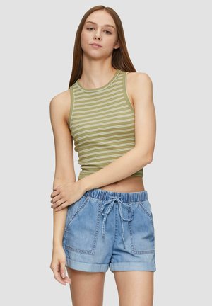 Grünes und weiß gestreiftes, kurzes Tanktop, kombiniert mit hellblauen Jeansshorts, die einen elastischen Bund und umgeschlagene Säume haben.