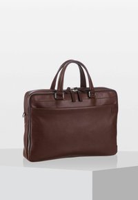 Borsa per laptop in pelle marrone con due manici superiori, chiusura zip, tasca frontale e design rettangolare elegante. Texture liscia con accessori in metallo argentato.