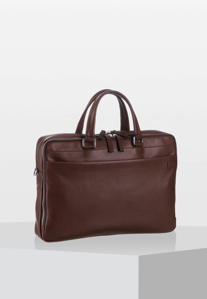 Bolso de piel marrón para laptop con dos asas superiores, cierre de cremallera, bolsillo frontal y diseño rectangular elegante. Textura suave con detalles en metal plateado.