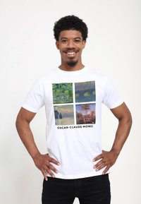 Hvid t-shirt med fire Monet kunstværker i rektangulære bokse, med teksten "OSCAR-CLAUDE MONET" i fed sort under billederne.