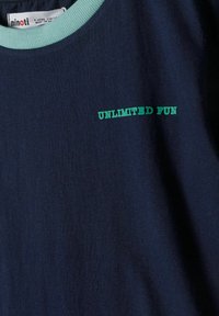 Tumed sinine puuvillane T-särk, millel on helesinine soonikkoes krae ja ees on rohelise värviga trükitud "UNLIMITED FUN". Sile tekstuur, juhuslik disain.
