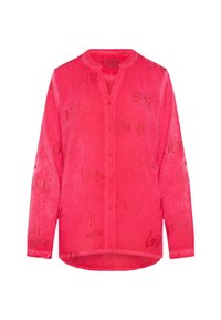 Helles pinkes Langarmhemd mit Knöpfen, das subtile gedruckte Wörter wie "Love", "Je T'aime" und "Smile" in verschiedenen Schriftarten zeigt.