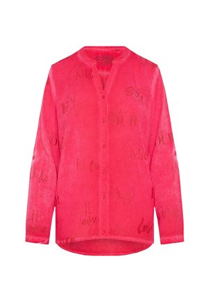 Helles pinkes Langarmhemd mit Knöpfen, das subtile gedruckte Wörter wie "Love", "Je T'aime" und "Smile" in verschiedenen Schriftarten zeigt.