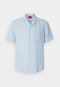 Chemise bleu clair à manches courtes avec col et poche poitrine, présentée sur un fond blanc uni.
