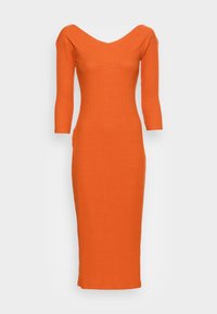 Robe midi orange côtelée avec une silhouette ajustée, un décolleté en V et des manches trois-quarts. Texture lisse sans motifs ni accents visibles.