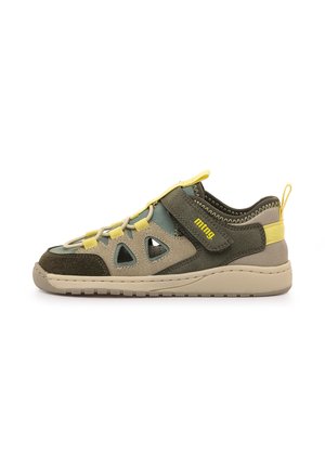 Chaussures de sport avec une semelle en caoutchouc souple couleur fauve, dessus en daim vert et beige, accents jaunes, et découpes en mesh pour la ventilation.