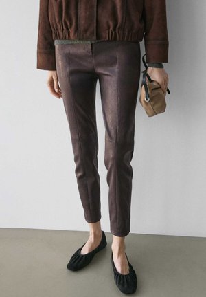 LEGGINGS WITH ELASTICATED DETAIL - Pantaloni di pelle - dark brown