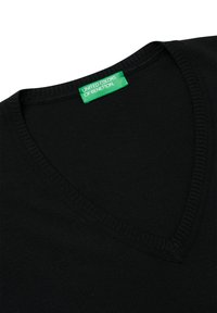 Zwarte V-hals trui van zachte stof. Bevat een geribbelde halslijn en een groene label met "UNITED COLORS OF BENETTON."