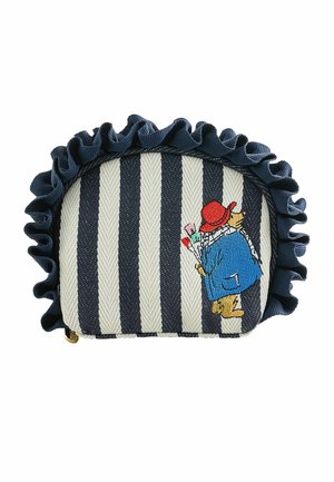 Kleine marineblauw-wit gestreepte etui met gerimpelde randen en borduurwerk van een beer met een rode hoed en een blauw jasje die bloemen draagt.