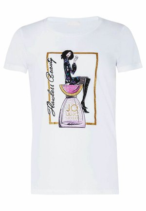 Biała koszulka z grafiką kobiety w ciemnej kwiecistej sukience i botkach, siedzącej na dużej różowej butelce perfum oznaczonej napisem "Jo Liu Jo Lovers".