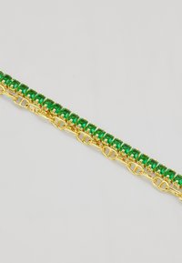Bracciale in oro con accenti di gemme verdi rettangolari, caratterizzato da un design a catena con una finitura lucida.