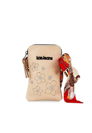 Bolso de cuero sintético beige con relieve floral y detalles plateados, que cuenta con cierre de cremallera y una bufanda impresa y colorida atada al asa.