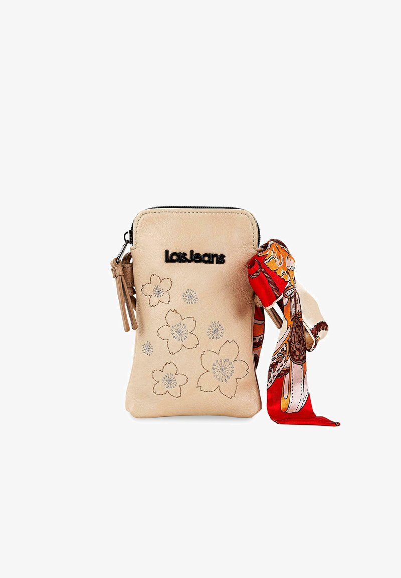 Bolso de cuero sintético beige con relieve floral y detalles plateados, que cuenta con cierre de cremallera y una bufanda impresa y colorida atada al asa.