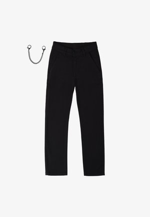 Pantaloni neri con design a gamba dritta, realizzati in cotone, dotati di tasche frontali, passanti per cintura e un accessorio a catena removibile.