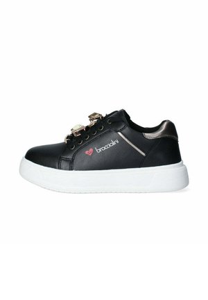 Sneaker in pelle nera con suola in gomma bianca, caratterizzata da accenti metallici decorativi e logo. Texture liscia con design della punta arrotondata.