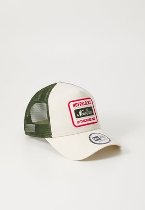 Gorra con un frente crema, lados de malla verde y un parche rojo y verde que presenta "Buffalo, N.Y." y "New Era". Logo redondo en la visera.